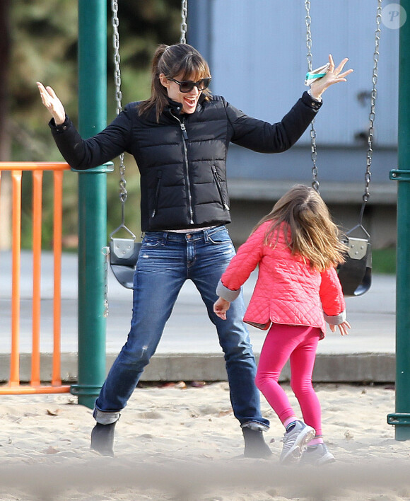 Jennifer Garner et sa fille Seraphina (4 ans), s'amusent dans le bac à sable d'un parc. Los Angeles, le 8 décembre 2013.