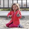Seraphina, 5 ans, s'amuse dans le bac à sable d'un parc sous la bienveillance de ses parents, Jennifer Garner et Ben Affleck. Los Angeles, le 8 décembre 2013.