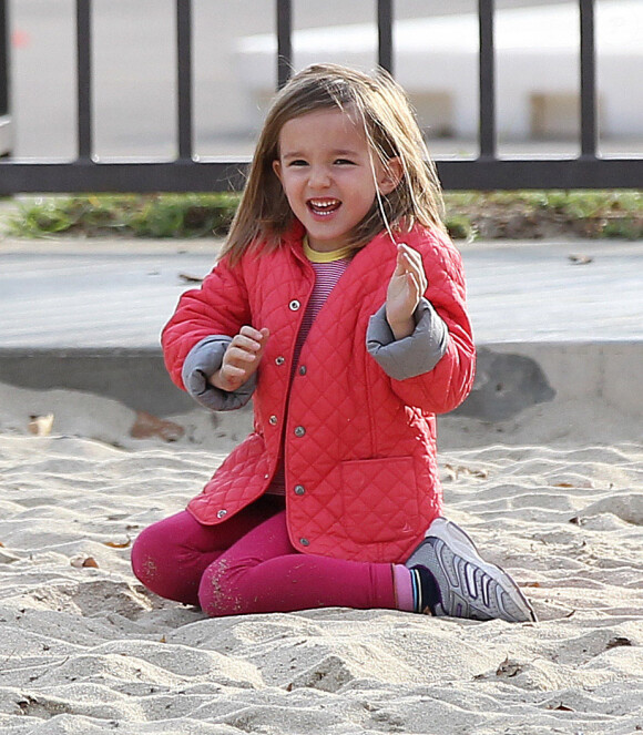 Seraphina, 5 ans, s'amuse dans le bac à sable d'un parc sous la bienveillance de ses parents, Jennifer Garner et Ben Affleck. Los Angeles, le 8 décembre 2013.
