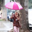 Seraphina, 4 ans, surprise sous la pluie avec sa mère Jennifer Garner. Los Angeles, le 7 décembre 2013.