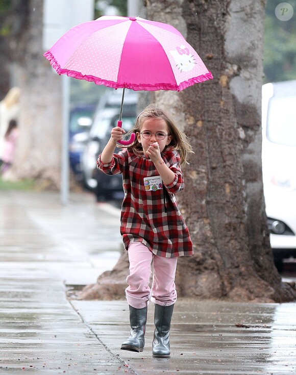 Seraphina, 4 ans, surprise sous la pluie avec sa mère Jennifer Garner. Los Angeles, le 7 décembre 2013.
