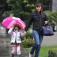Jennifer Garner et sa fille Seraphina, sous la pluie à Brentwood. Los Angeles, le 7 décembre 2013.