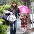 Jennifer Garner et sa fille Seraphina, sous la pluie à Brentwood. Los Angeles, le 7 décembre 2013.