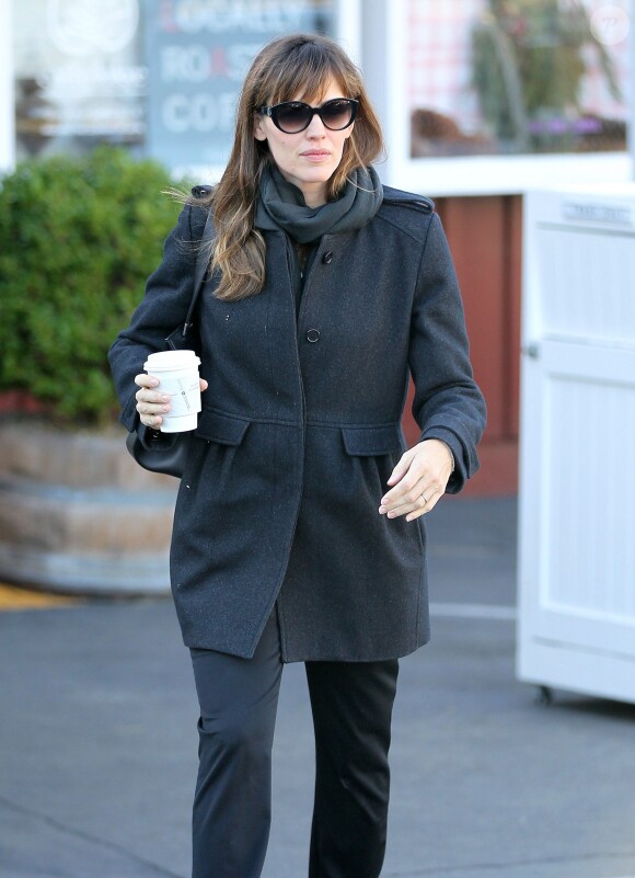 Jennifer Garner, café en main au Brentwood Country Mart à Brentwood. Los Angeles, le 6 décembre 2013.