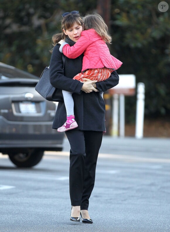 Jennifer Garner et sa fille Seraphine, matinales, se rendent au Brentwood Country Mart à Brentwood. Los Angeles, le 6 décembre 2013.
