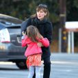 Jennifer Garner et sa fille Seraphine, matinales, se rendent au Brentwood Country Mart à Brentwood. Los Angeles, le 6 décembre 2013.