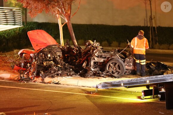 La voiture accidentée de Paul Walker, mort à Valencia, Los Angeles le 30 novembre 2013