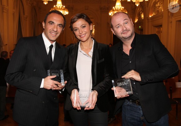 Nikos Aliagas, Sandrine Quétier et Sébastien Cauet lors de la cérémonie de remise des SMA (Social Media Awards) au Palais Brongniart à Paris, le 10 decembre 2013