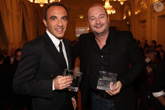 Nikos Aliagas et Sébastien Cauet lors de la cérémonie de remise des SMA (Social Media Awards) au Palais Brongniart à Paris, le 10 decembre 2013