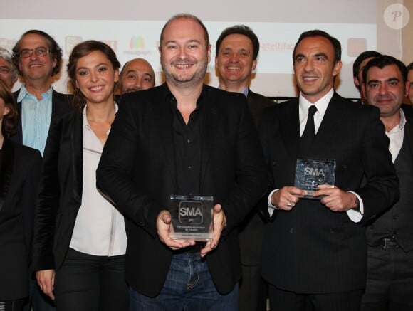 Sandrine Quétier, Sébastien Cauet et Nikos Aliagas lors de la cérémonie de remise des SMA (Social Media Awards) au Palais Brongniart à Paris, le 10 decembre 2013