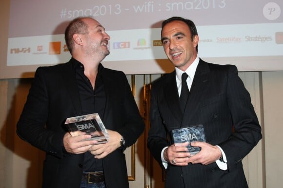 Sébastien Cauet et Nikos Aliagas lors de la cérémonie de remise des SMA (Social Media Awards) au Palais Brongniart à Paris, le 10 decembre 2013