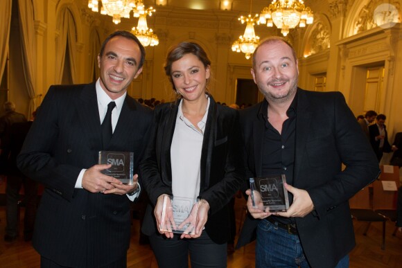 Nikos Aliagas, Sandrine Quétier et Sébastien Cauet au cours de la cérémonie de remise des SMA (Social Media Awards) au Palais Brongniart à Paris, le 10 decembre 2013