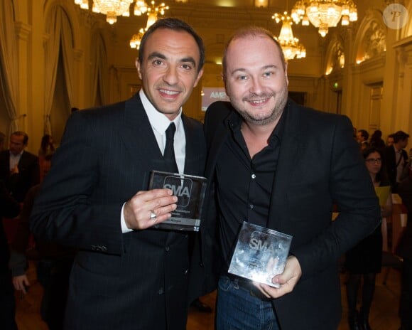 Nikos Aliagas et Sébastien Cauet au cours de la cérémonie de remise des SMA (Social Media Awards) au Palais Brongniart à Paris, le 10 decembre 2013