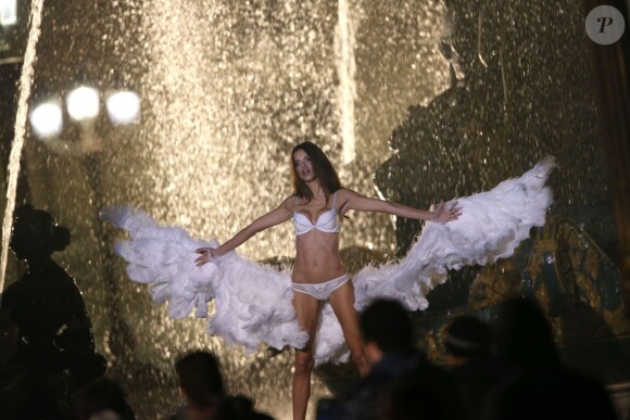Adriana Lima en plein shooting à Paris pour Victoria's Secret, le 18 septembre 2013.