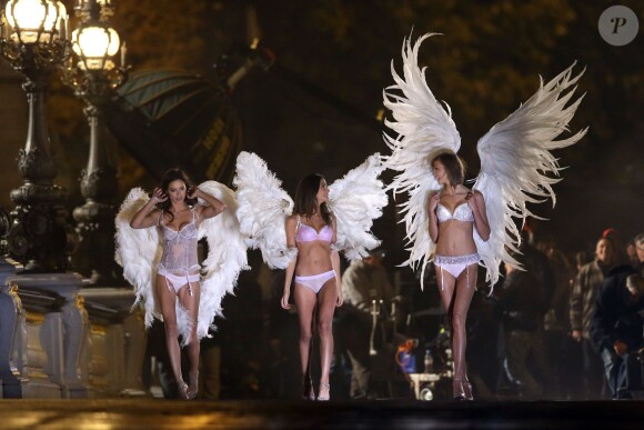 Adriana Lima, Lily Aldridge et Karlie Kloss en plein shooting à Paris pour Victoria's Secret, le 18 septembre 2013.