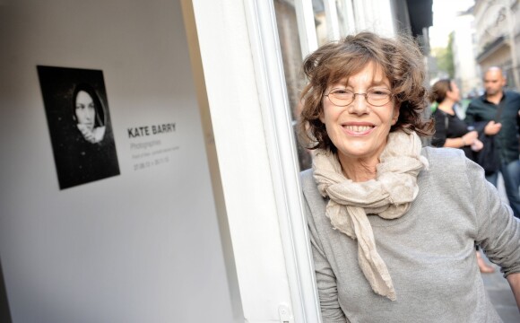 Jane Birkin à l'inauguration de la Galerie Cinéma d'Anne-Dominique Toussaint dans le troisième arrondissement de Paris qui présentait l'exposition Point of View, signée Kate Barry. Le 26 septembre 2013.