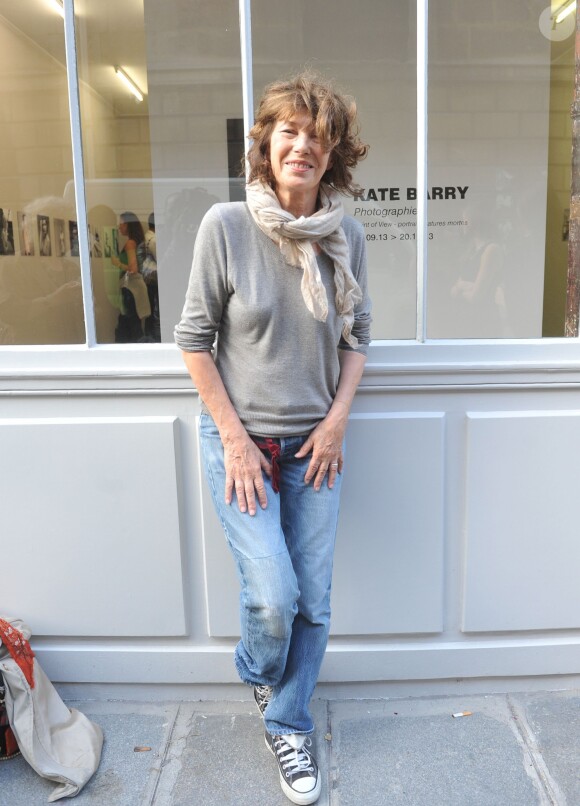 Jane Birkin à l'inauguration de la Galerie Cinéma d'Anne-Dominique Toussaint dans le troisième arrondissement de Paris qui présentait l'exposition Point of View, signée Kate Barry. Le 26 septembre 2013.