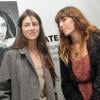 Lou Doillon et Charlotte Gainsbourg à l'inauguration de la Galerie Cinéma d'Anne-Dominique Toussaint dans le troisième arrondissement de Paris qui présentait l'exposition Point of View, signée Kate Barry. Le 26 septembre 2013.