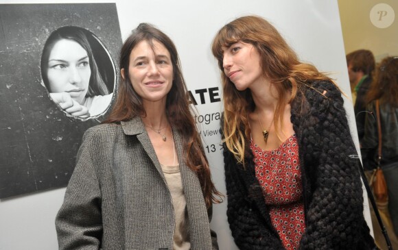 Lou Doillon et Charlotte Gainsbourg à l'inauguration de la Galerie Cinéma d'Anne-Dominique Toussaint dans le troisième arrondissement de Paris qui présentait l'exposition Point of View, signée Kate Barry. Le 26 septembre 2013.