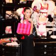 Adriana Lima fait une apparition dans la boutique Victoria's Secret située sur New Bond Street. Londres, le 12 décembre 2013.