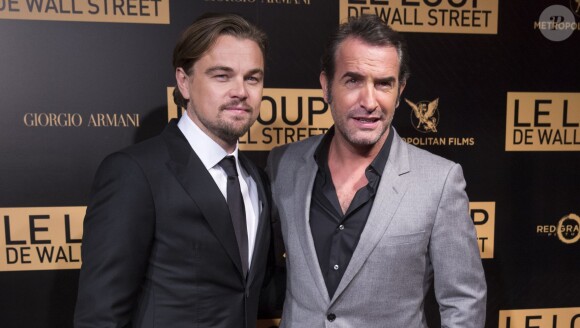 Leonardo DiCaprio et Jean Dujardin à la première mondiale du film Le loup de Wall Street au cinéma Gaumont Opéra Capucines à Paris, le 9 décembre 2013.