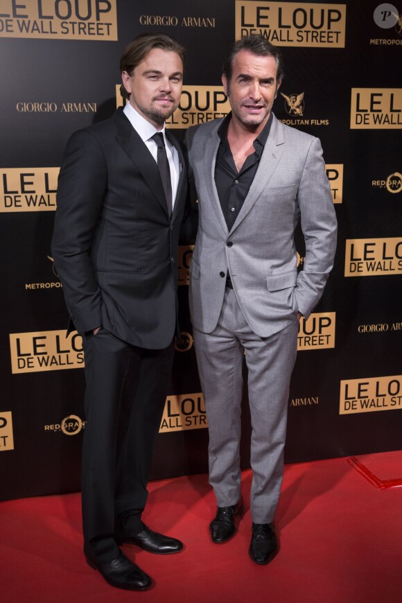 Leonardo DiCaprio et Jean Dujardin à la première mondiale du film Le loup de Wall Street au cinéma Gaumont Opéra Capucines à Paris, le 9 décembre 2013.