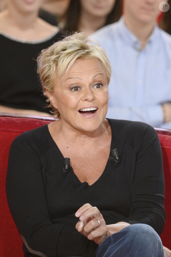 Muriel Robin sur le plateau de l'émission Vivement Dimanche à Paris le 30 octobre 2013
