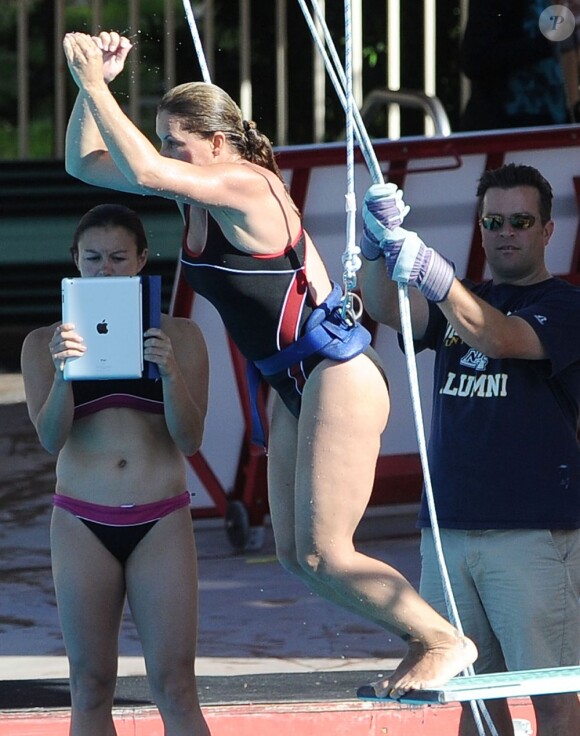 Nicole Eggert prépare un de ses plongeons pour 'Splash'. A Los Angeles, le 28 février 2013.