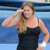 Nicole Eggert prépare un de ses plongeons pour 'Splash'. A Los Angeles, le 6 mars 2013.