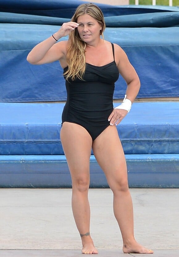 Nicole Eggert prépare un de ses plongeons pour 'Splash'. A Los Angeles, le 6 mars 2013.
