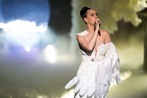Katy Perry sur la scène des NRJ Music Awards, à Cannes le 14 décembre 2013.