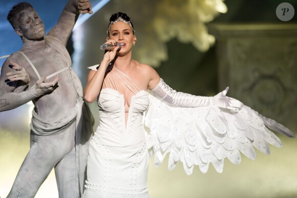 Katy Perry sur la scène des NRJ Music Awards, à Cannes le 14 décembre 2013.