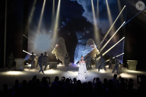 Katy Perry sur la scène des NRJ Music Awards, à Cannes le 14 décembre 2013.