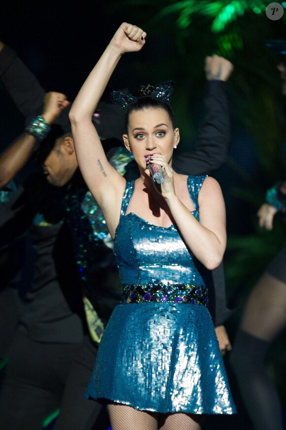 Katy Perry sur la scène des NRJ Music Awards, à Cannes le 14 décembre 2013.