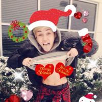 Miley Cyrus : Une mère Noël sexy et seins nus... Jusqu'où ira-t-elle ?