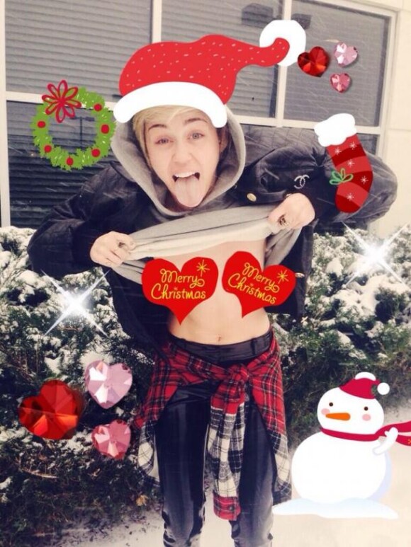 Miley Cyrus s'expose topless sur Twitter.