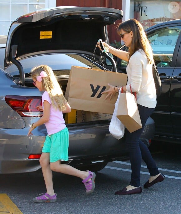 Jennifer Garner avec sa jolie Violet font du shopping au Brentwood Country Mart à Brentwood le 14 decembre 2013.