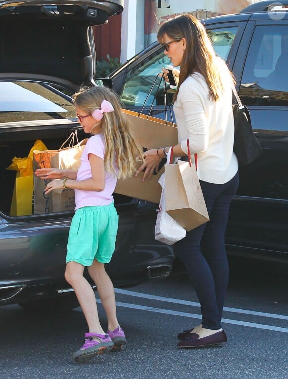 Jennifer Garner et sa fille Violet au Brentwood Country Mart à Brentwood le 14 decembre 2013.