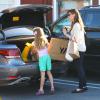 L'actrice Jennifer Garner et sa fille Violet font du shopping au Brentwood Country Mart à Brentwood le 14 decembre 2013.