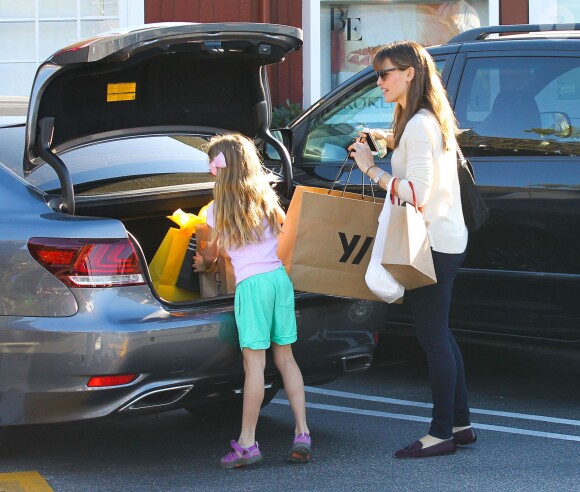 L'actrice Jennifer Garner et sa fille Violet font du shopping au Brentwood Country Mart à Brentwood le 14 decembre 2013.