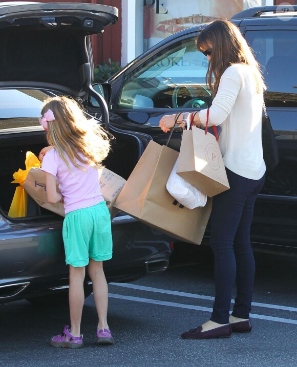 La comédienne Jennifer Garner et sa fille Violet font du shopping au Brentwood Country Mart à Brentwood le 14 decembre 2013.