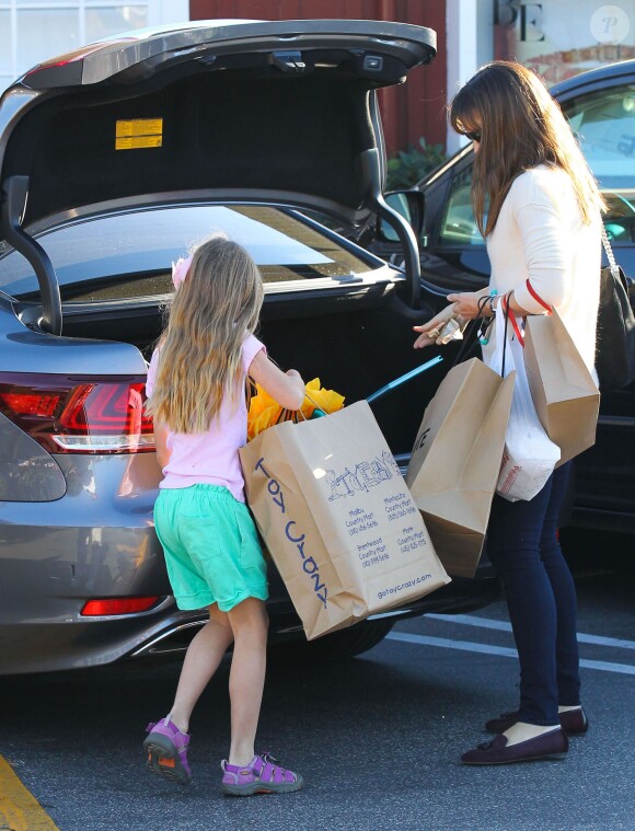 Jennifer Garner et sa fille Violet lors d'une virée shopping au Brentwood Country Mart à Brentwood le 14 decembre 2013.