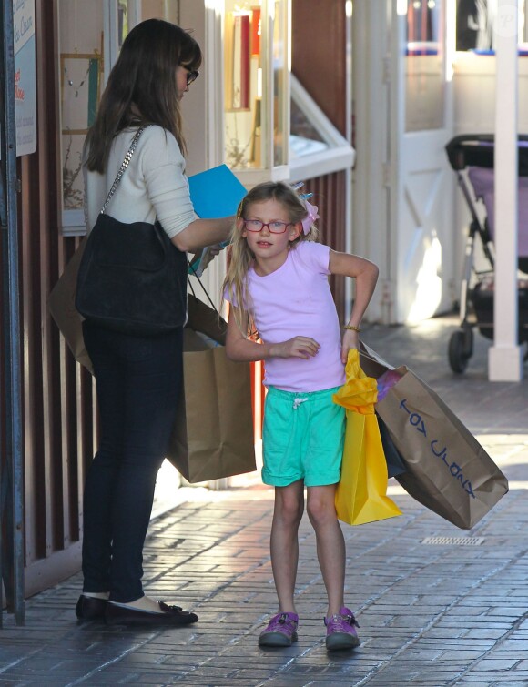 Jennifer Garner et sa fille Violet font du shopping au Brentwood Country Mart à Brentwood le 14 decembre 2013.