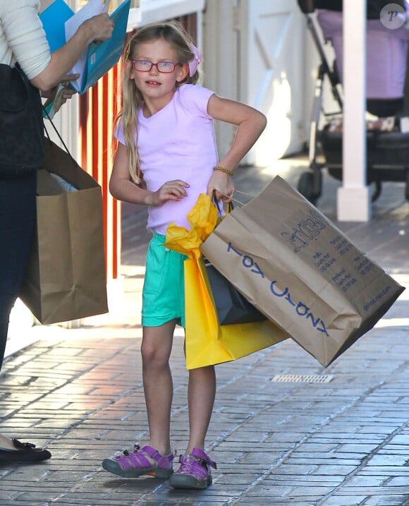 La comédienne Jennifer Garner et sa jolie fille Violet font du shopping au Brentwood Country Mart à Brentwood le 14 decembre 2013.