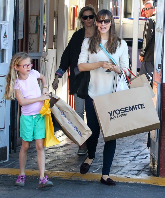 Jennifer Garner et sa fille Violet font du shopping au Brentwood Country Mart à Brentwood le 14 decembre 2013.