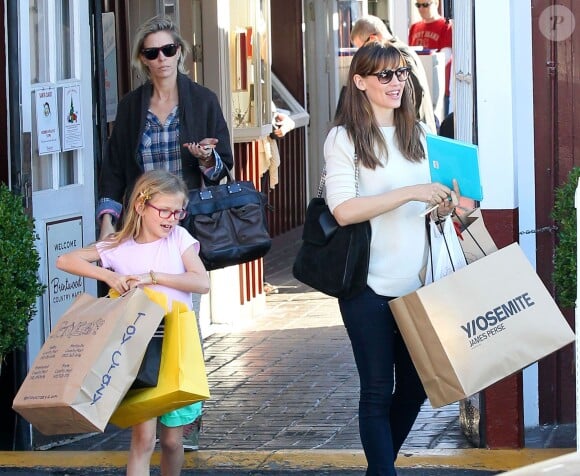 Jennifer Garner et sa fille Violet font du shopping au Brentwood Country Mart à Brentwood le 14 decembre 2013.