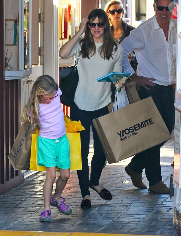 Jennifer Garner et sa fille Violet font du shopping au Brentwood Country Mart à Brentwood le 14 decembre 2013.