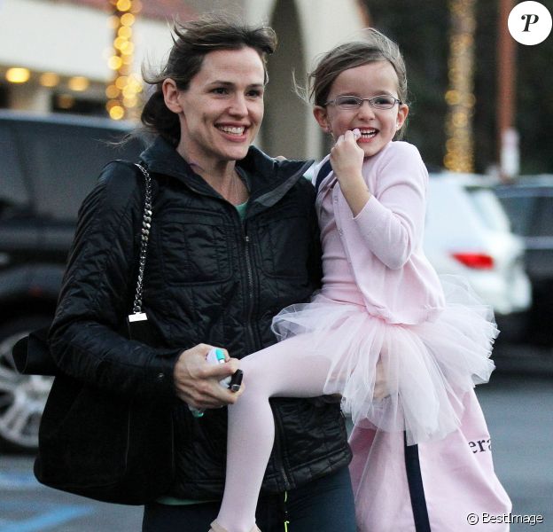 Jennifer Garner récupère sa fille Seraphina après son cours de danse a Pacific Palisades, le 13 decembre 2013.
