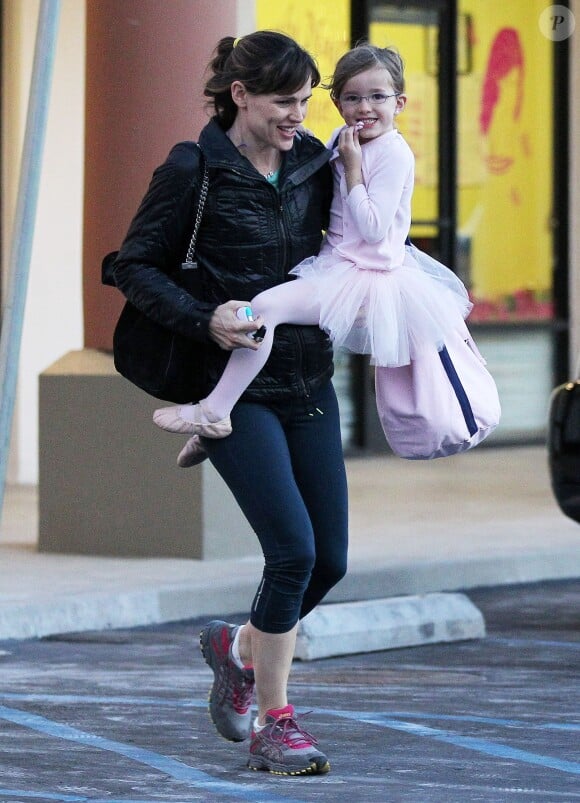 Jennifer Garner récupère son adorable fille Seraphina après son cours de danse a Pacific Palisades, le 13 decembre 2013.