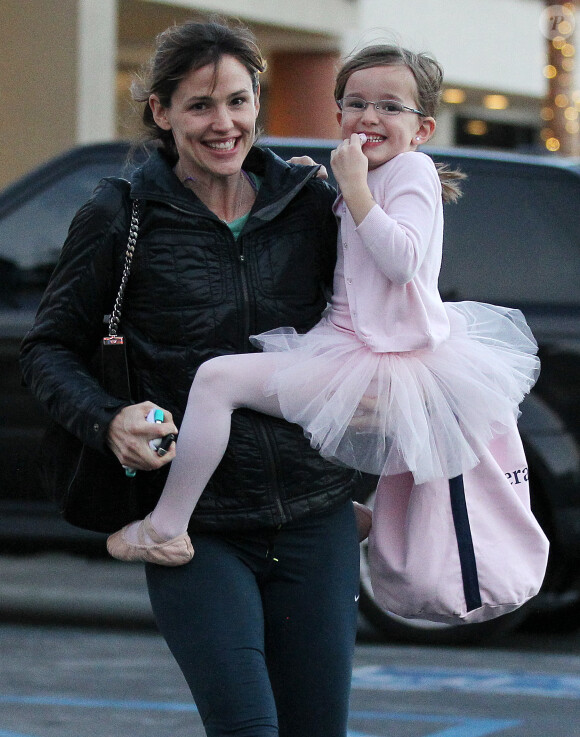 Jennifer Garner récupère sa fille Seraphina après son cours de danse a Pacific Palisades, le 13 decembre 2013.